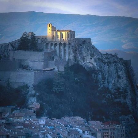 Bed and Breakfast Etxe Laminak Sisteron Esterno foto